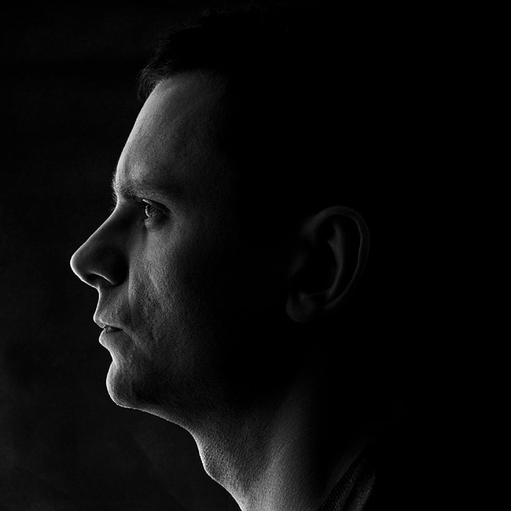 Krzysztof Bobrowicz - fotograf wnętrz mieszkań i domów, autoportret czarno biały, zdjęcie profilowe