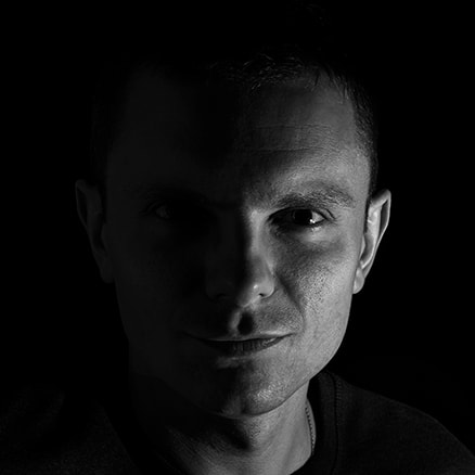 Krzysztof Bobrowicz - fotograf wnętrz i architektury, autoportret czarno biały, zdjęcie do sekcji O mnie